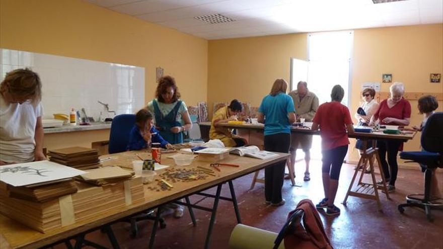 Aviroma imparte un curso de iniciación de mosaicos en Azuara
