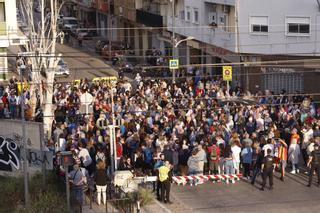 Multitudinaria protesta en Alfafar por el soterramiento: "Ni una muerte más"