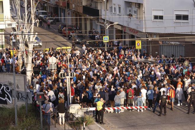 Multitudinaria protesta en Alfafar por el soterramiento: "Ni una muerte más"