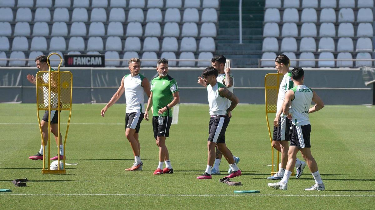 Iván Ania conversa con sus futbolistas durante la sesión del viernes, última antes de visitar Ipurúa.