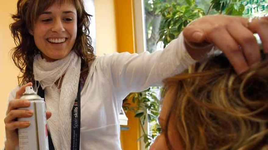 Sabela Garrido, en la peluquería en la que hace prácticas.