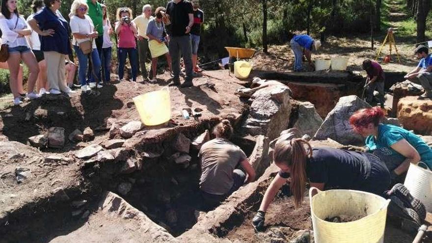 La visita guiada a la excavación del dolmen de La Cobertoria (Salas).