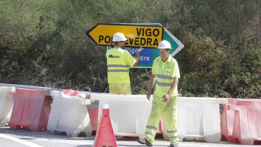 Personal de Copasa habilitando señales para indicar los desvíos temporales. // Santos Álvarez