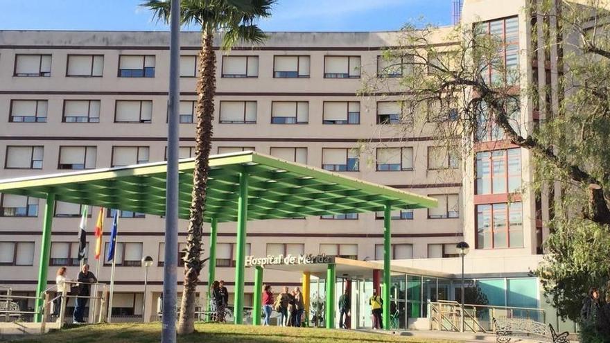 Heridos dos ciclistas al sufrir una caída en la Ex-105 en Alange