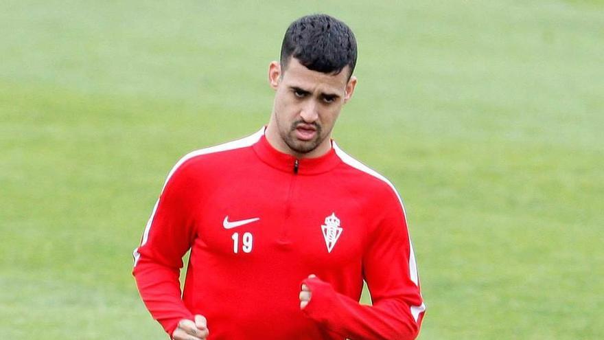 Nano Mesa conduce el balón durante el entrenamiento de ayer.