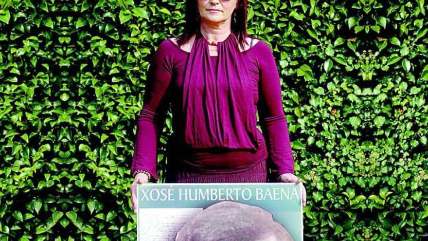 Flor Baena, con una foto de su hermano Humberto Baena.