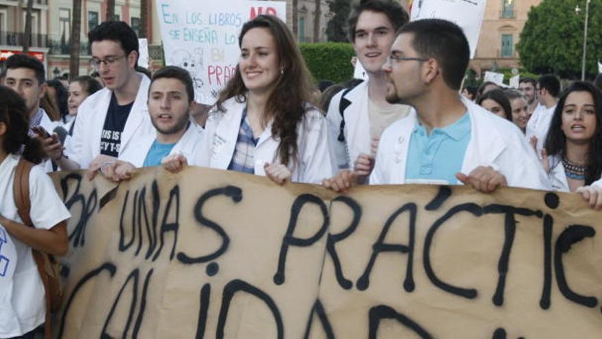 Alumnos de medicina protestan a favor de la Sanidad pública y las prácticas