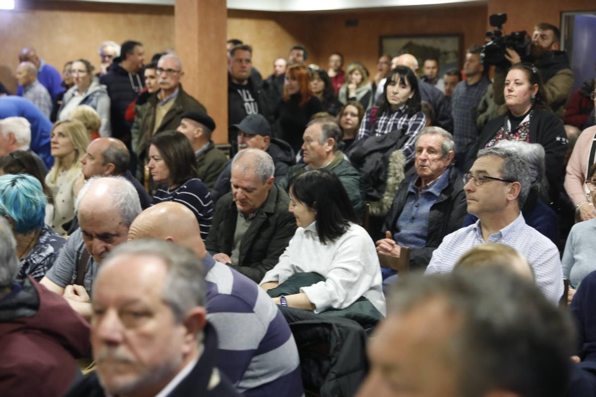 La multitudinaria asamblea vecinal por el vial de Jove, en imágenes