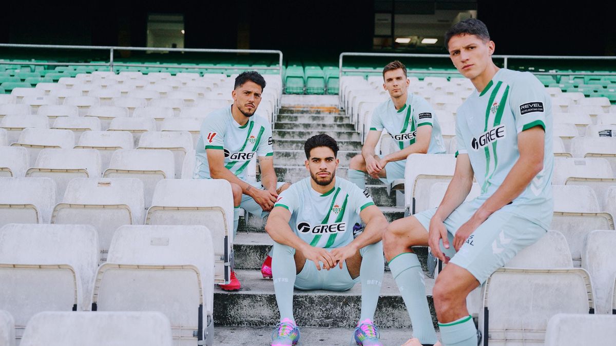 Fornals, Abde, Llorente y Altimira posan con la nueva segunda equipación del Betis para la temporada 2025/2026