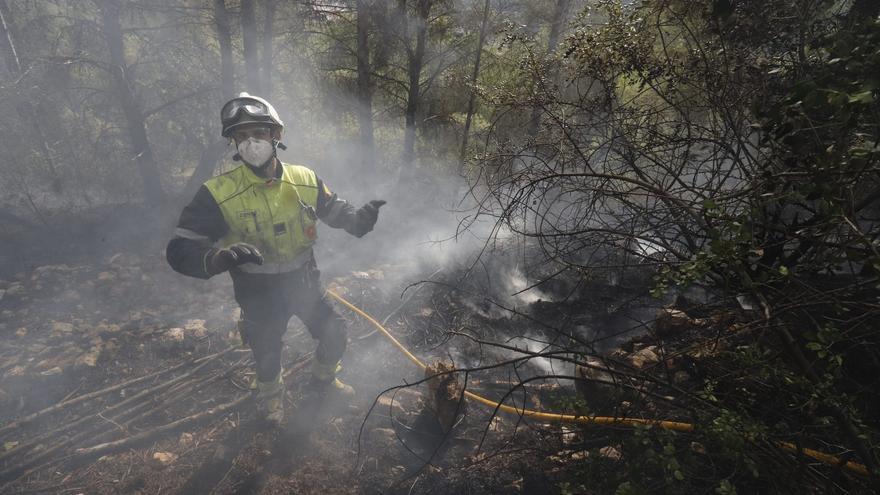 El incendio deja graves daños en la urbanización Monte Corona de Ador