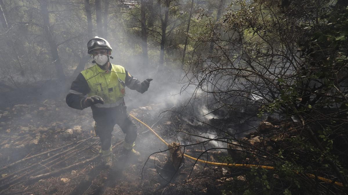 El incendio deja graves daños en la urbanización Monte Corona de Ador