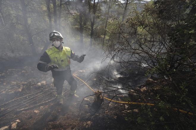 El incendio deja graves daños en la urbanización Monte Corona de Ador