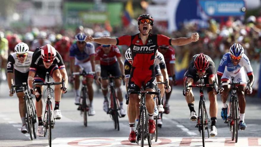 Jean Pierre Drucker celebra su victoria en la décimo sexta etapa de La Vuelta que se disputó ayer entre Alcañiz y Peñíscola.