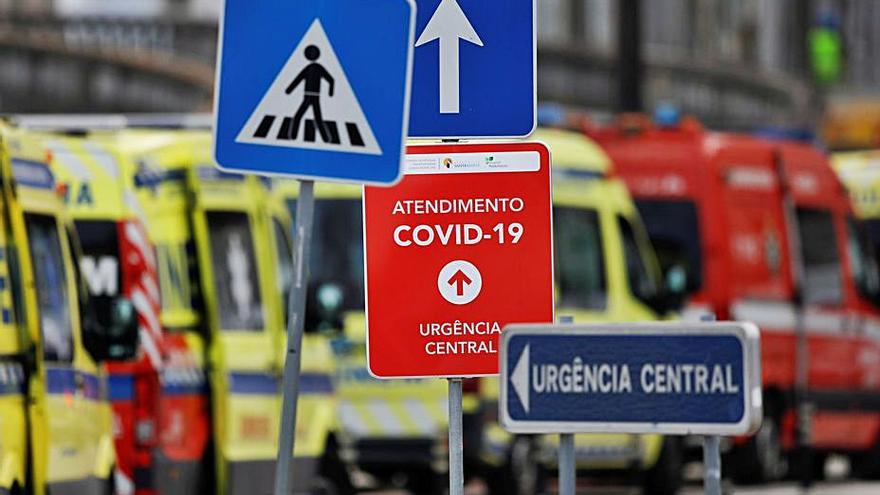 Ambulancias en Lisboa, ante un nuevo rebrote de COVID. |  // REUTERS