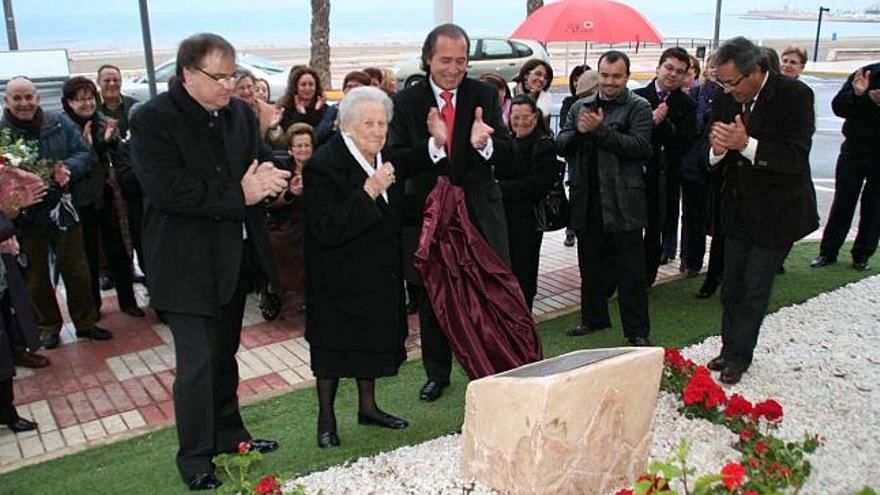 La homenajeada, junto al alcalde, Miguel Zaragoza, y su sobrino, Francisco Conejero, en la inauguración de la plaza