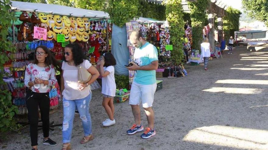 Un grupo de personas, ayer tarde, en las fiestas de Teis. // J.Lores