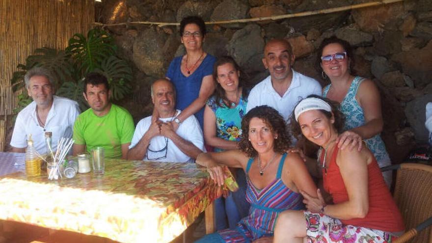 Fran Santana (3º por la izquierda) con familiares y amigos en su casa de La Palma.