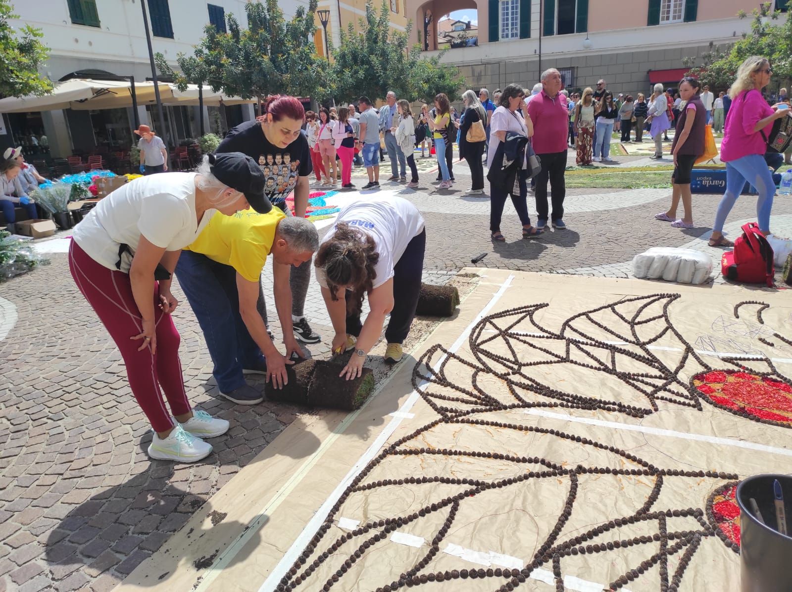 El Colectivo Independiente Alfombrista de Bueu en Pietra Ligure (Italia)