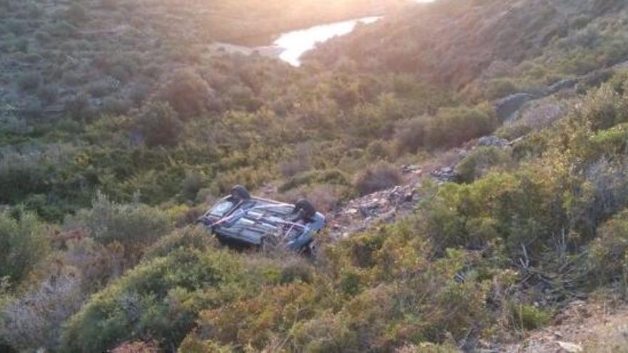 Un cotxe cau per un barranc a la carretera de Cap de Creus