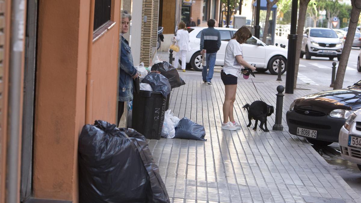 Cubos de basura en una calle de Ontinyent, en 2020.