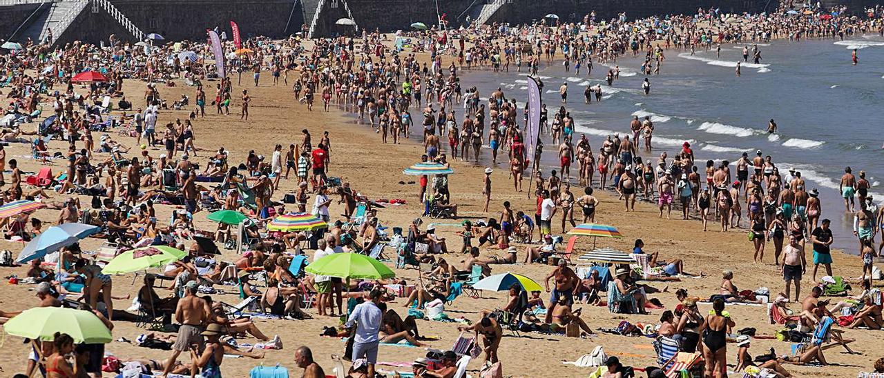 La playa de San Lorenzo de Gijón, ayer, abarrotada de bañistas. | Juan Plaza