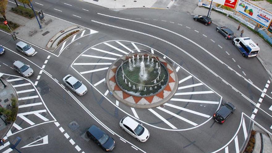 La primera &quot;turboglorieta&quot; de Vigo, situada en Gran Vía // JOSÉ LORES