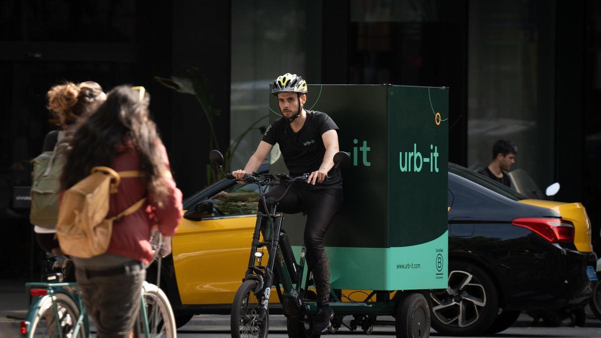 Un repartidor en bicicleta por las calles de Barcelona.