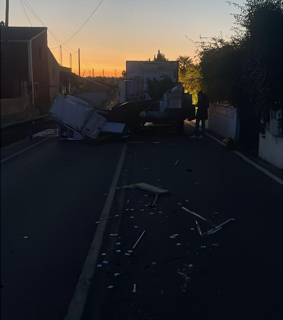 El insólito accidente ha ocurrido cuando amanecía