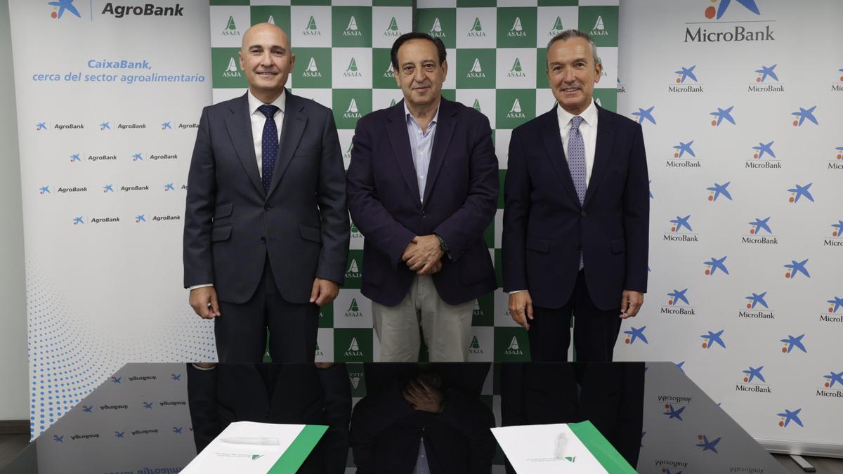 El presidente de MicroBank, Juan Carlos Gallego, el de la Asociación Agraria de Jóvenes Agricultores (Asaja), Pedro Barato, y el director de AgroBank, Jaime Campos, en la firma del convenio