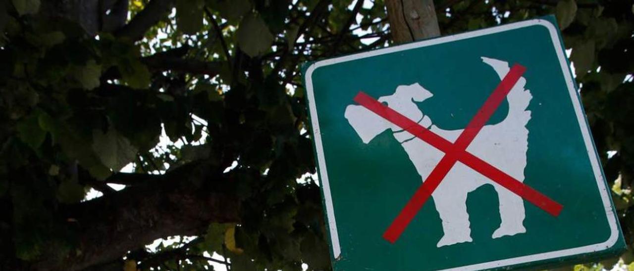 Una señal de prohibido el paso a perros en el parque Zapardel.