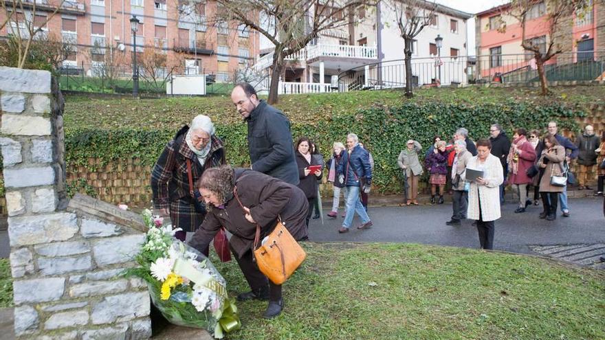 Un momento de la ofrenda floral celebrada ayer en Tuilla.