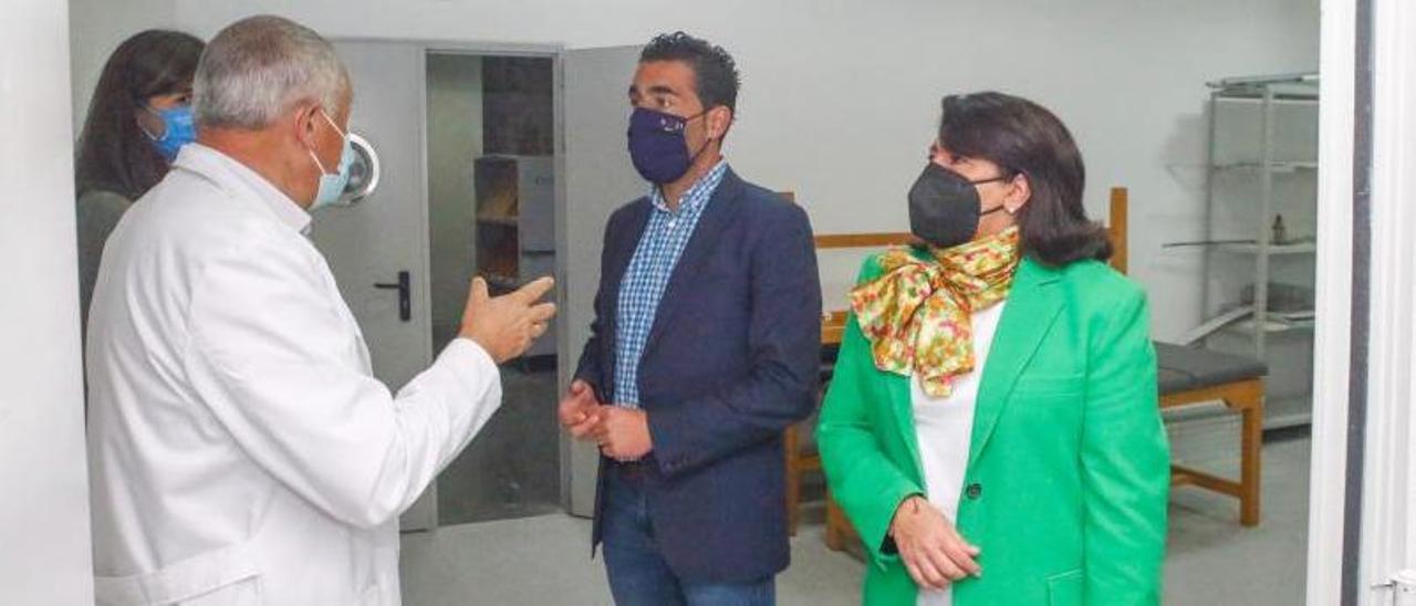 Visita ayer a la futura unidad de esterilización del Hospital do Salnés. En la imagen, el gerente del área sanitaria, el delegado de la Xunta y la diputada Elena Suárez.