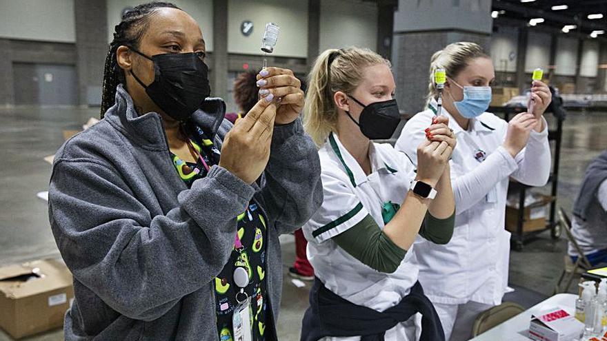 Tres infermeres preparen vacunes a Washington DC | MICHAEL REYNOLDS /EFE