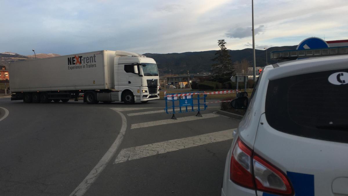 Un trailer a la rotonda d'accés al nucli urbà de Puigcerdà davant un control de la Policia Local