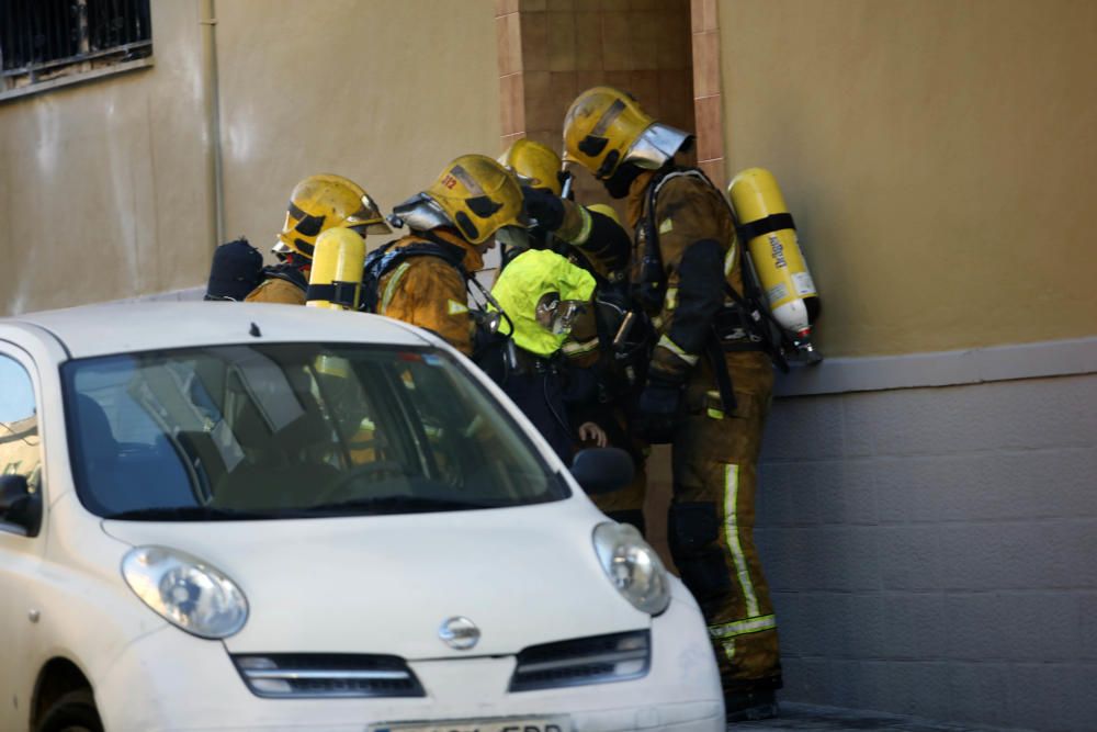 Un intoxicado y 30 desalojados por un incendio en un piso en Palma