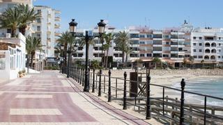 Detenido un hombre por besar y manosear a unos menores en el paseo de Santa Eulària