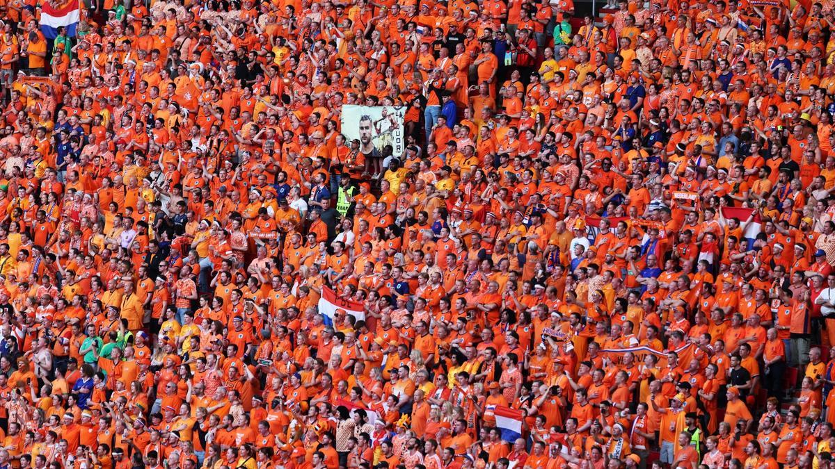 Centenares de aficionados miran el Países Bajos-Francia de Leipzig.