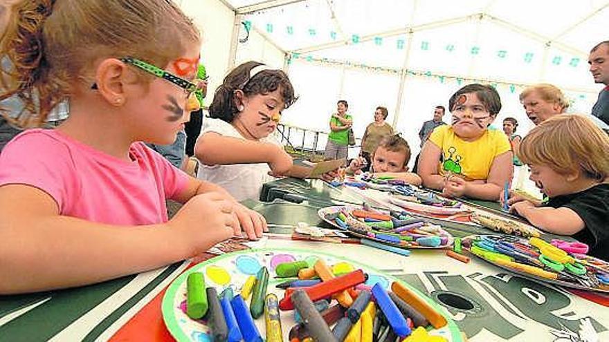 Niños participantes en el taller de maquillaje de fantasía, ayer, en Lada.