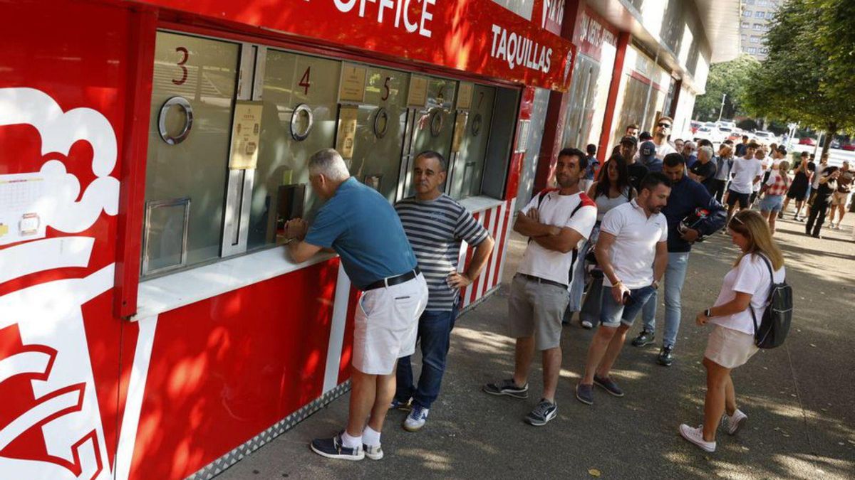 Aficionados haciendo cola ayer en las taquillas de El Molinón.
