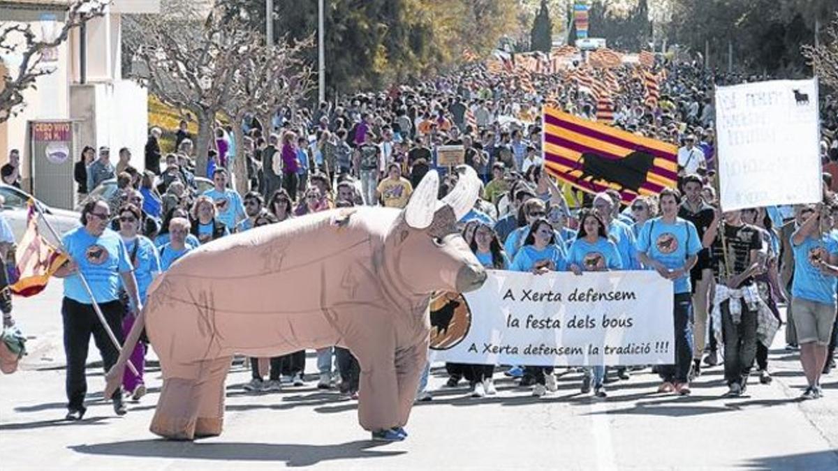 La cabecera de la manifestación taurina celebrada ayer en Amposta.