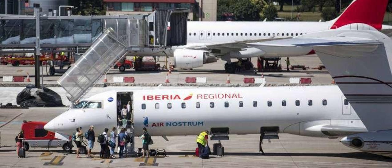 Un grupo de pasajeros accede a un avión de Air Nostrum de la ruta Vigo-Londres. // Cristina Graña