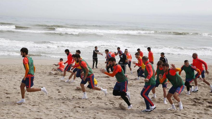 Los jugadores en la playa del Saler.