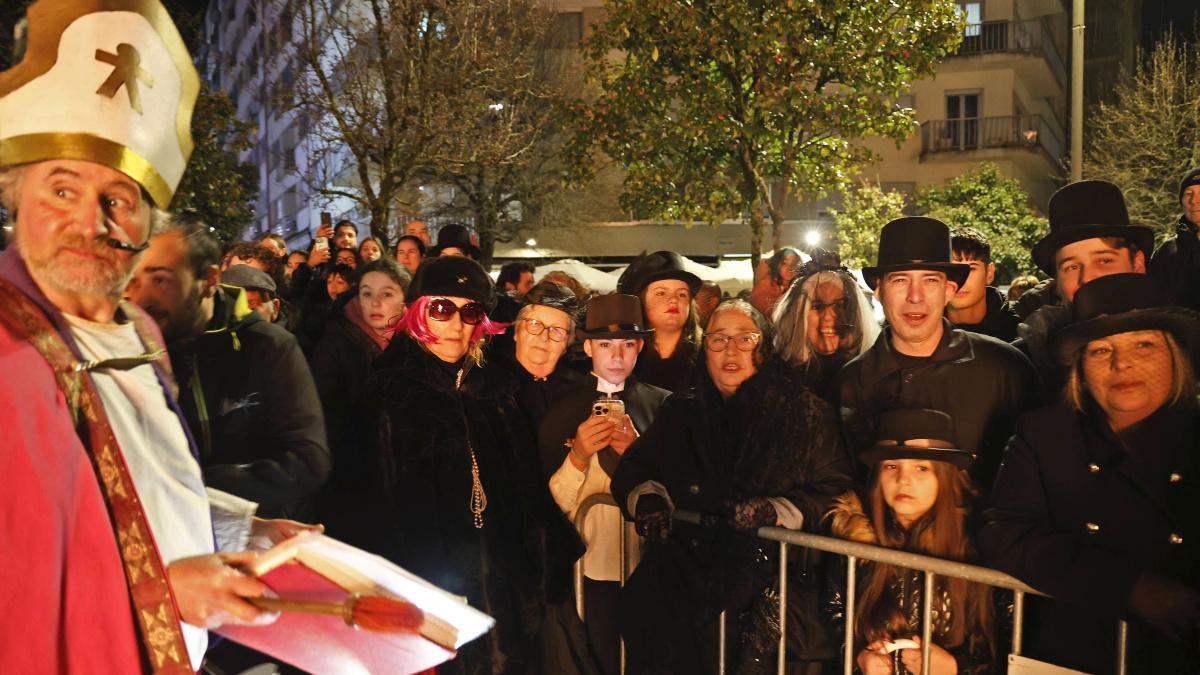 Actores de la quema escénica en la Praza Roxa.