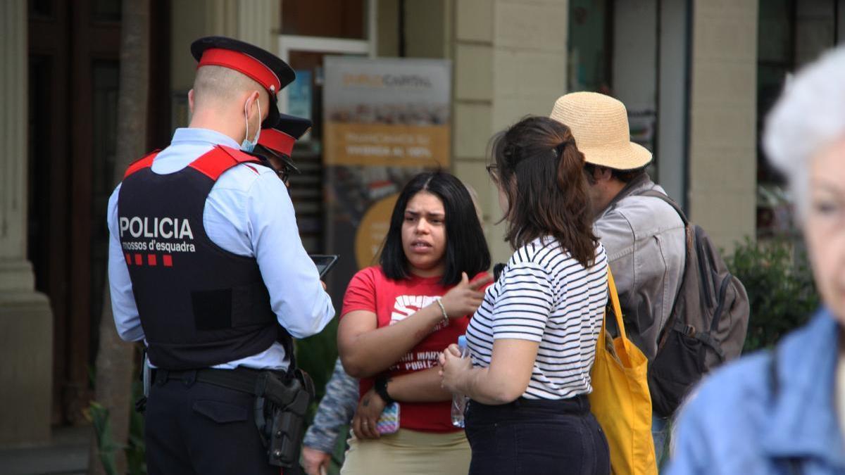 Shardonelis, pendent de ser desnonada del pis que ocupa al barri de Sant Antoni, parlant amb les autoritats