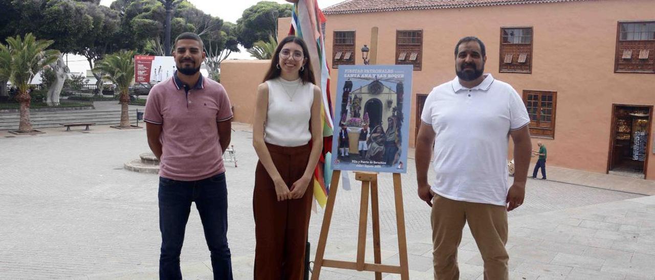 Andres Hernández, Paola Lorenzo y Julio velázquez junto al cartle, este miércoles 20 de julio