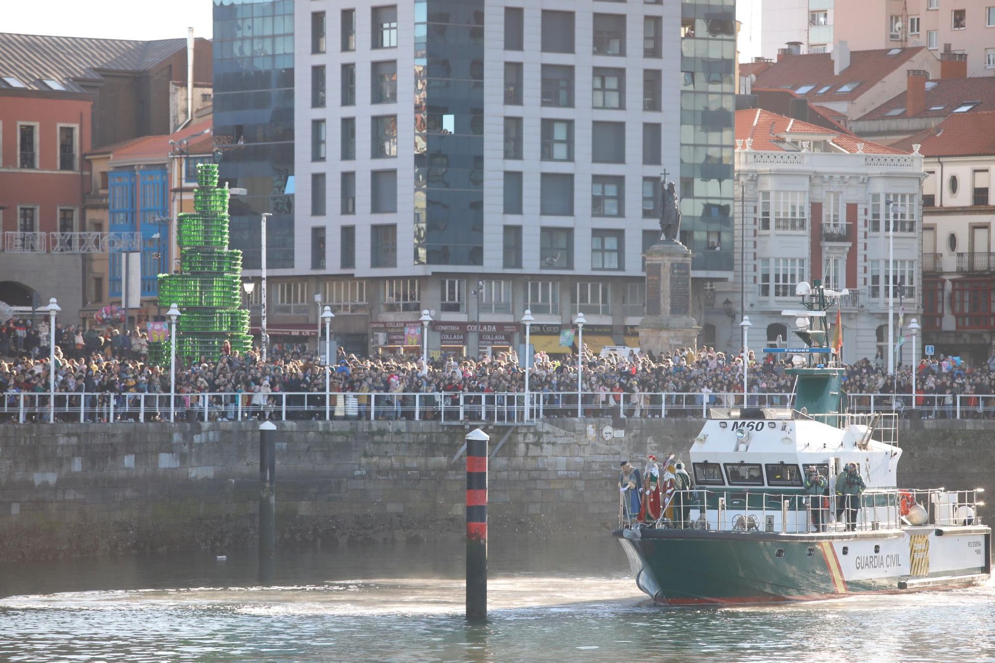 Los Reyes Magos llegan a Gijón en barco