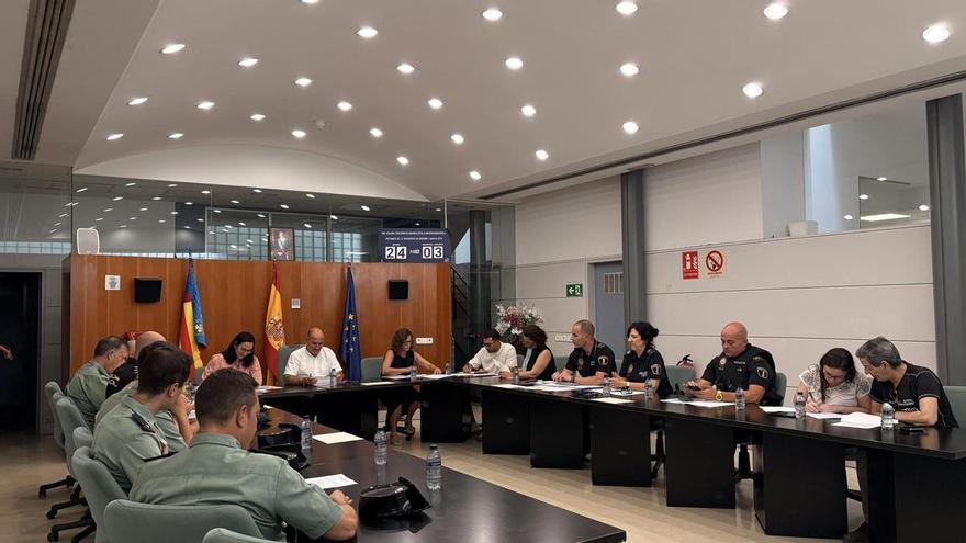 El Ayuntamiento de Massamagrell celebró el pasado jueves 18 de junio una nueva sesión de la Junta Local de Seguridad, presidida por el alcalde, Paco Gómez, y en la que también participaron el concejal de Fiestas, Pedro López, y la concejala de Servic