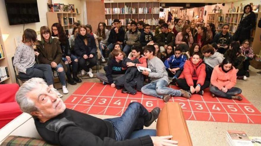 Sierra i Fabra en una charla con escolares de A Coruña.