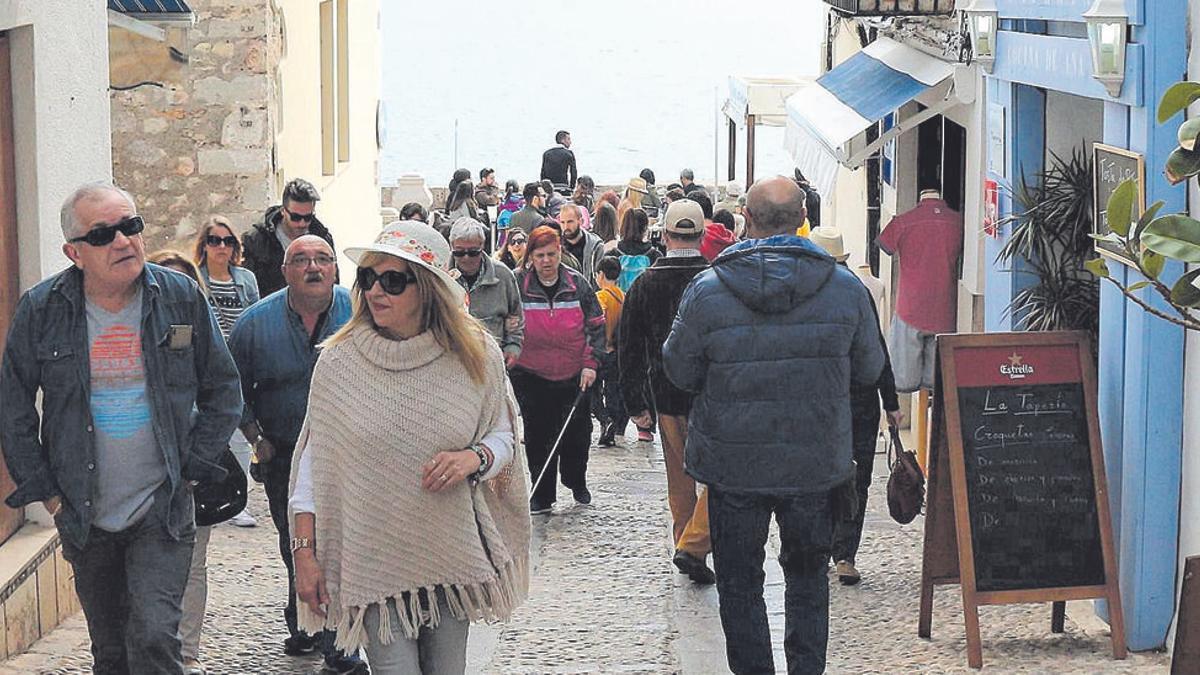 Un grupo de personas jubiladas recorre las calles del casco histórico de Peñíscola.