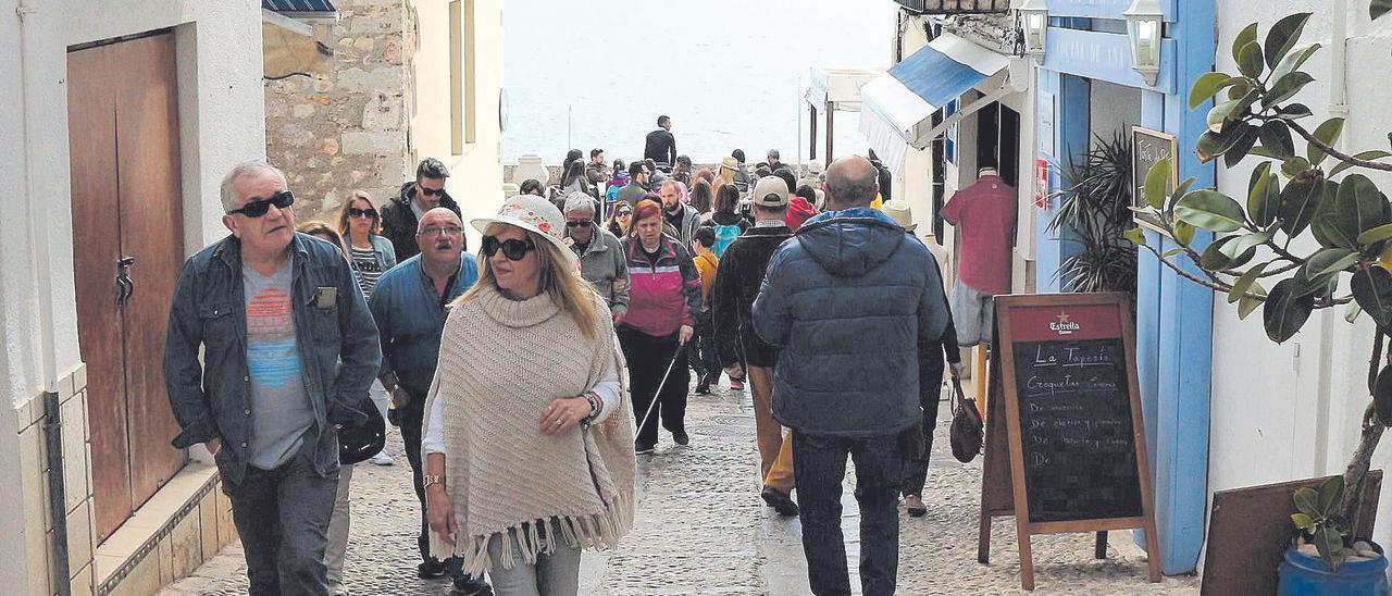 Un grupo de personas jubiladas recorre las calles del casco histórico de Peñíscola.